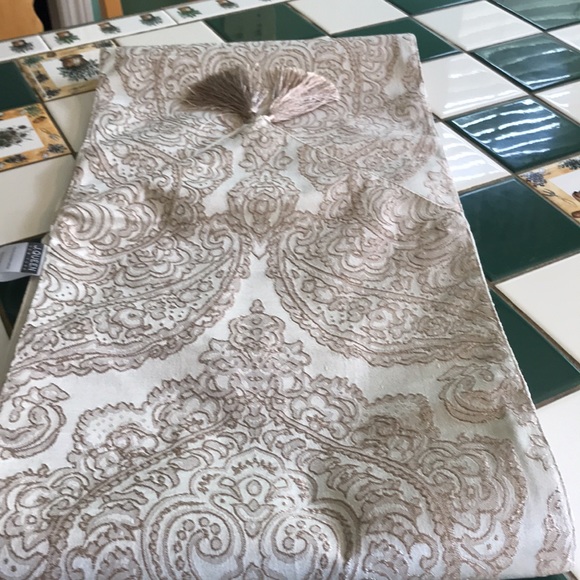 Jacquard Print Table Runner - Picture 2 of 10
